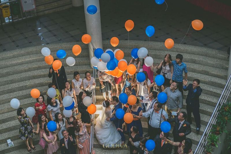 Wedding kiss with balloons &mdash; Saturday Event Organizer